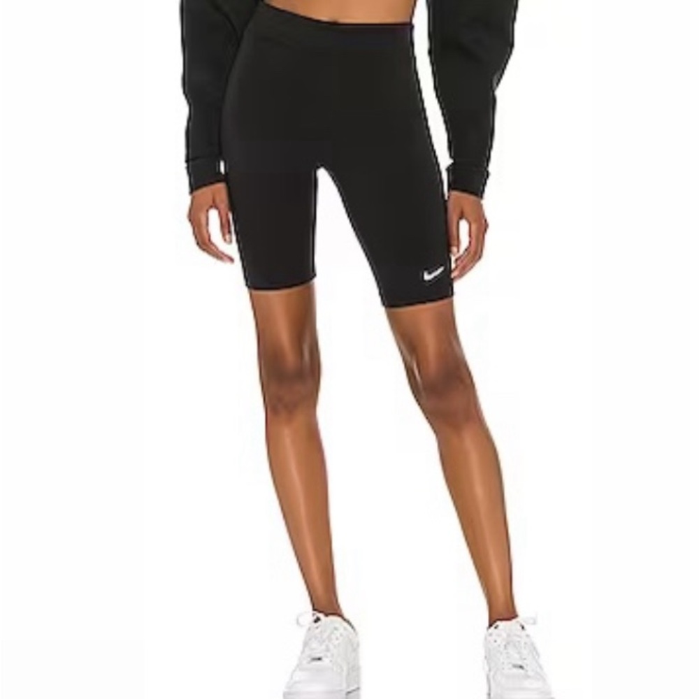 NIKE ESSENTIAL BIKER SHORTS